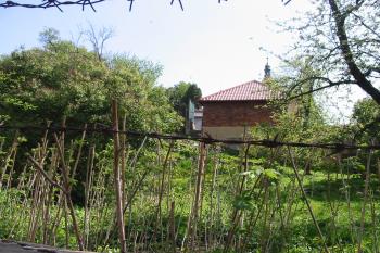 Pohled od západu,tvrz byla vlevo od stavení (© D Dohňanský, 06/2014)