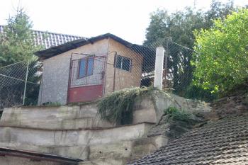 nehezké betonové zabezpečení severního svahu tvrziště (© D Dohňanský, 06/2014)