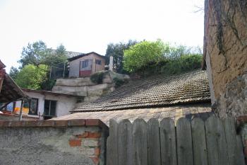 Pohled od ssz.na vyvýšeninu,na níž měla tvrz stát (© D Dohňanský, 06/2014)