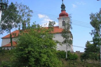 kostel Nanebevzetí P. Marie na kopci nad pláckem 