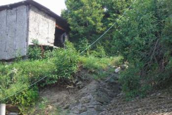další pohled na místo na ostrožně, na které snad stávala tvrz ( © Ondřej Štěpánek 06/2006)