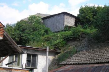  pohled na místo na ostrožně, na které snad stávala tvrz ( © Ondřej Štěpánek 06/2006)