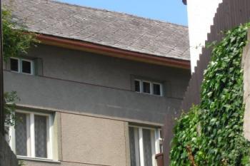 dům pravděpodobně stojící na místě šíjového příkopu tvrze ( © Ondřej Štěpánek 06/2006)