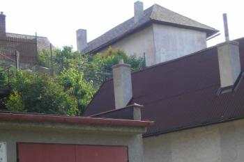 pohled na místo na ostrožně, na které snad stávala tvrz ( © Ondřej Štěpánek 06/2006)