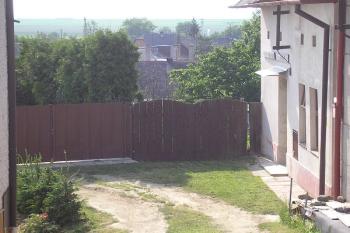 pravděpodobné místo tvrze na parcele č.p. 73 (dům se stříškou nad vchodem a přilehlá zahrada za plotem ) ( © Ondřej Štěpánek 06/2006)