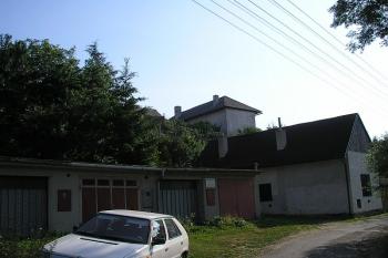 nad dnešními garážemi snad stávala tvrz ( © Ondřej Štěpánek 06/2006)