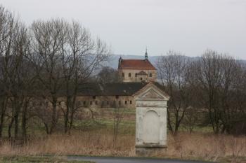 Kostel od nového hřbitova (od západu) ( © Ivan Grisa 04/2010)