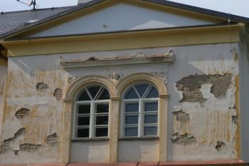 zdevastovaná vých část hlavního průčelí (© D Dohňanský, 08/2018)