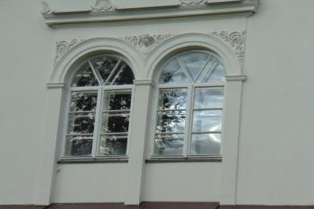 Detail sdruženého okna jižního průčelí (© Dušan Dohňanský  12/2023)