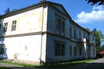 Průčelí zámku od západu ( © Pavel Vítek 06/2006)
