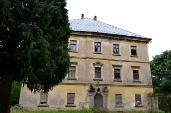 východní fronta s portálem (© Daniel Šmidrkal, 07/2016)