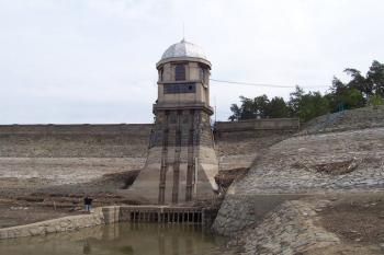 Plumlovská přehrada - Pohled na výpusť při revitalizaci nádrže (© Ivo Rozehnal, 05/2010)
