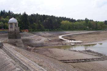 Plumlovská přehrada - Pohled na hráz při revitalizaci nádrže (© Ivo Rozehnal, 05/2010)
