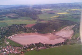 Letecký pohled na téměř vypuštěnou přehradu. (© Dejv Róza, 05/2010)