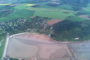 Letecký pohled na téměř vypuštěnou přehradu. (© Dejv Róza, 05/2010)