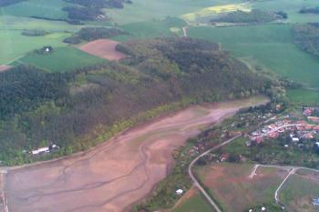 Letecký pohled na téměř vypuštěnou přehradu. (© Dejv Róza, 05/2010)