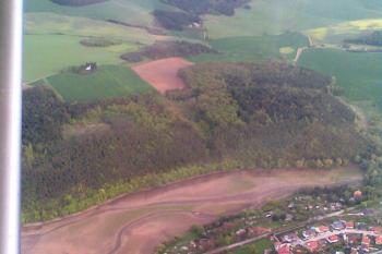 Letecký pohled na téměř vypuštěnou přehradu. (© Dejv Róza, 05/2010)