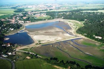 Téměř vypuštěná přehrada 28.6.2010 (© Dejv Róza, 07/2010)