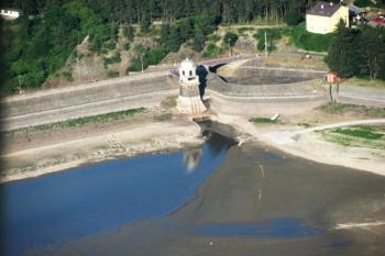 Téměř vypuštěná přehrada 28.6.2010 (© Dejv Róza, 07/2010)