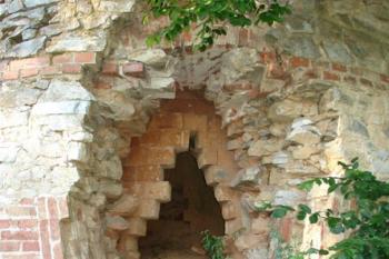 Prolámaný otvor na mítstě výběrového místa ( © Jiří Čížek 07/2006)