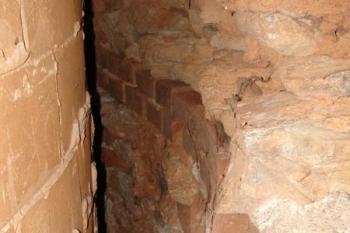 mezera mezi šamotovou vyzdívkou a vnějším pláštěm. ( © Jiří Čížek 07/2006)