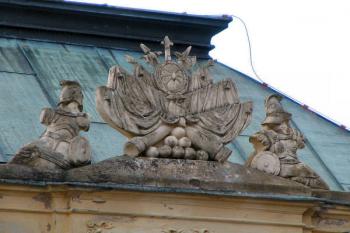 trofeje na hlavním průčelí zámku ( © Pavel Zany Komárek 13.2. 2005)