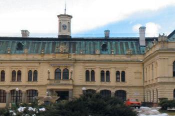 panorama hlavního průčelí zámku ( © Pavel Zany Komárek 13.2. 2005)