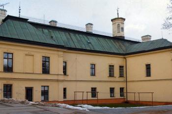 zámecká budova od jihozápadu ( © Pavel Zany Komárek 13.2. 2005)