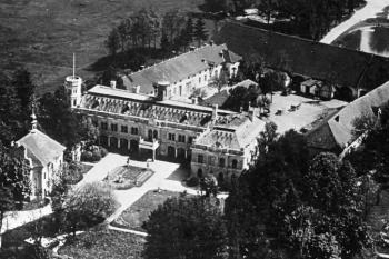 zámecký areál na historickém leteckém snímku ( © neznámý autor, cca 1930)