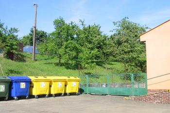 místo dle zákresu v katasrální mapě se nacází nahoře za modrou stavbou, pohled od jz. (© D Dohňanský, 06/2015)