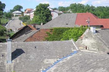 další pohled na místo tvrze (č.p. 12, dům s břečťanem) z protilehlého kopce za potokem Libuškou ( © Ondřej Štěpánek 06/2006)