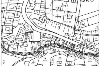 situace tvrze v současné katastrální mapě ( © M. Plaček: Ilustrovaná encyklopedie moravských hradů, hrádků a tvrzí. Dodatky, Libri, Praha 2007)