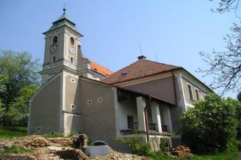 vpravo budova fary (© de.ardoise 06/2006)