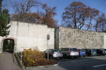 nejsouvislejší úsek hradby v severní části města s fortnou ( © Jan P. Štěpánek 11/2009)