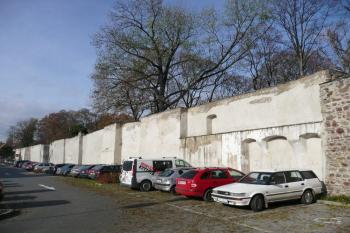 celkový pohled na nejsouvislejší úsek městské hradby na severním obvodu města ( © Jan P. Štěpánek 11/2009)