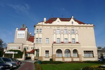 průčelí Národního domu z Hlaváčkova náměstí ( © Jan P. Štěpánek 11/2009)