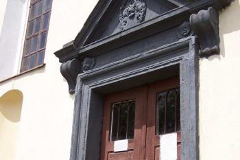 trojúhelníková supraporta je zdobená jednoduchými reliéfy (© Stanislav Drda 06/2006)