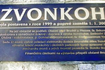 pamětní deska upevněná na zvonkohře ( © Ondřej Štěpánek 06/2006)