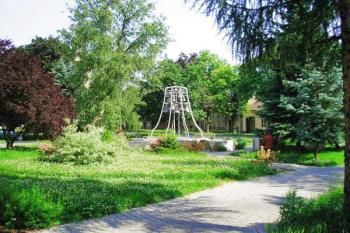 zvonkohra a park ( © Ondřej Štěpánek 06/2006)