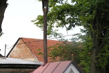 Ceklkový pohled na zvoničku od hlavní silnice (© Jan P. Štěpánek 2005)
