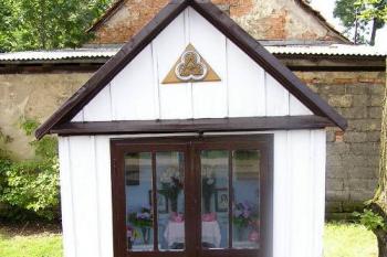 Detail spodní části zvoničky tvořené kapličkou (© Jan P. Štěpánek 2005)