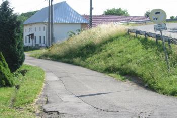 cesta,kopírující západní hranici tvrziště (© D Dohňanský, 06/2015)