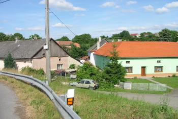pohled z cesty ,vedoucí z Hlinska (© D Dohňanský, 06/2015)