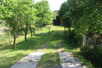 vjezd do zahrady, kde se zřejmě nacházela tvrz (© D Dohňanský, 06/2015)