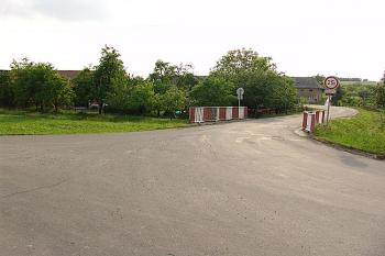 Celkový pohled od severovýchodu. Zatáčka za mostem možná kopíruje původní příkop. ( © Roman Řezáč 06/2006)