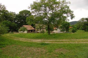 Celkový pohled od jihovýchodu na místo, kde stávala tvrz. ( © Roman Řezáč 06/2006)