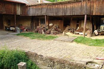 Nádvoří domu č.p.15 a pohled na studnu překrytou betonovým blokem ( © Roman Řezáč 06/2006)