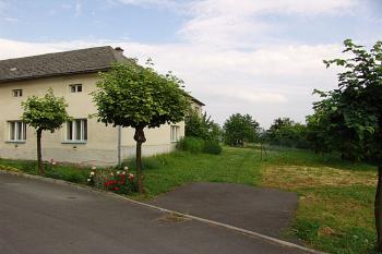 Pohled na dům č.p.15, vpravo v zahradě stávala tvrz ( © Roman Řezáč 06/2006)