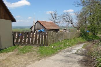 přístup k sver.tvrzi /Hřibův kopec/ od jihu (© D Dohňanský, 05/2017)