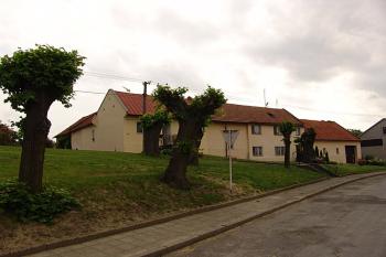Za budovou tohoto statku se nachází prohlubeň, možný pozůstatek tvrziště ( © Roman Řezáč 06/2006)